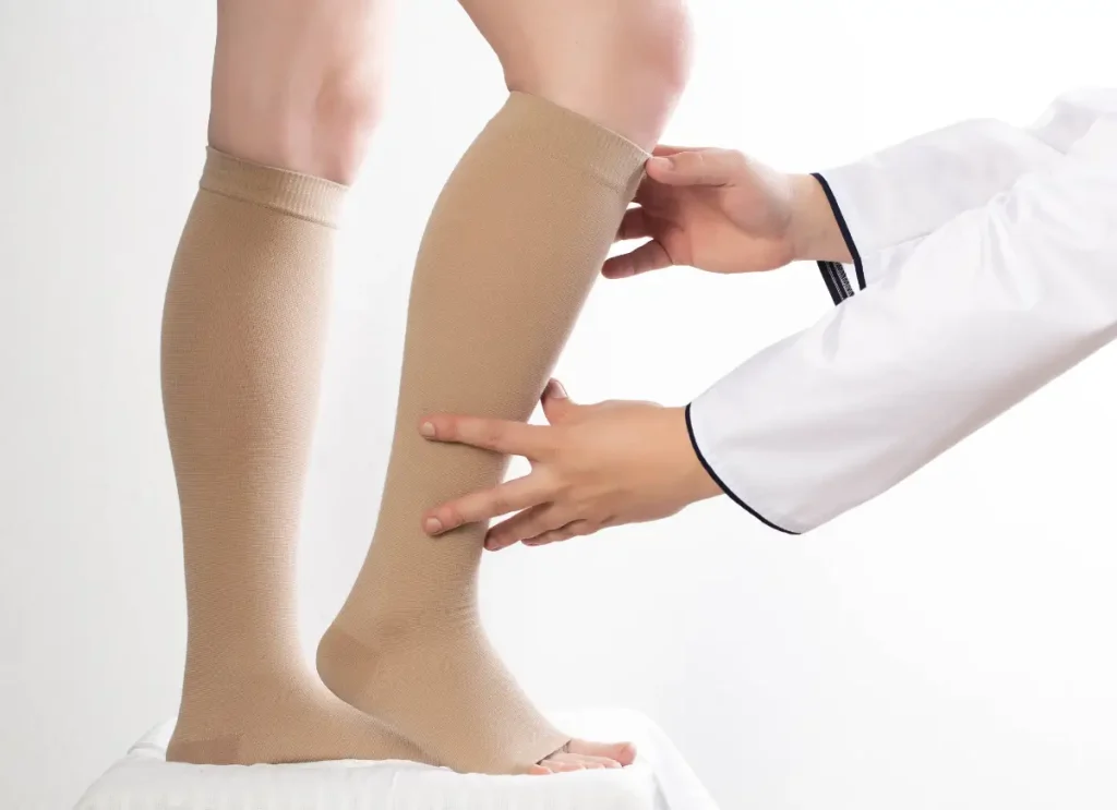 Utilizzo calze a compressione aiuta a migliorare la circolazione sanguigna